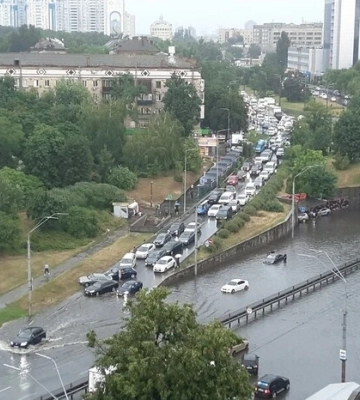 Київ накрила потужна злива, дороги перетворилися на стрімкі річки