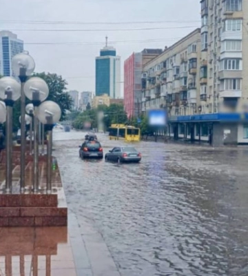 Ливень подтопил улицы Киева, в частности затруднено движение транспорта на площади Галицкой в направлении проспекта БерестейскогоЛивень подтопил улицы Киева, в частности затруднено движение транспорта на площади Галицкой в направлении проспекта Берестейского