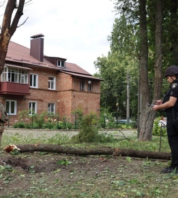 Росіяни атакували сквер у центрі Сум, поранили маму з дитиною