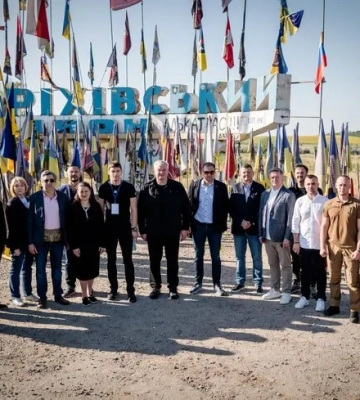 Сибіга разом з українськими дипломатами відвідав передові позиції на Запоріжжі