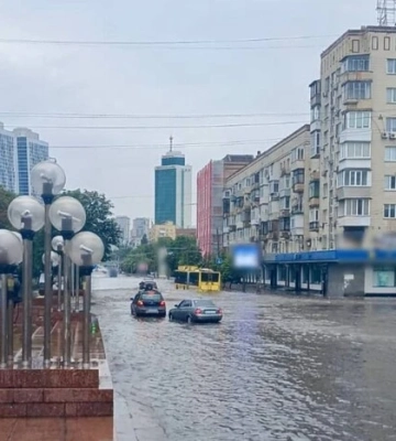 Затоплення спричинило транспортний колапс: Київ накрила потужна злива