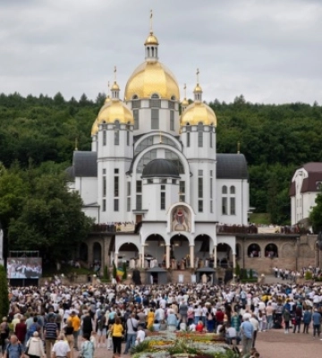На Тернопільщині понад 25 тисяч вірян зібрались на прощі в Зарваниці