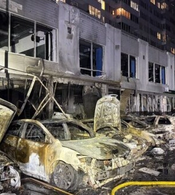 Ворог атакував Одесу ударними безпілотниками: палають адмінбудівля та автівки. ВІДЕО+ФОТО