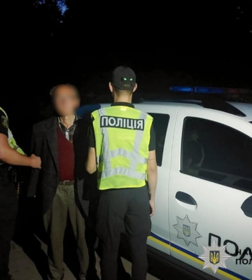 На Київщині поліцейські взяли у кайданки зловмисника, який сокирою зарубав дружину