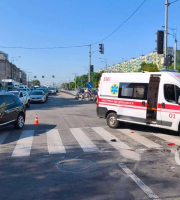 У Дніпрі швидка ледь не влетіла у натовп людей на “зебрі” (Відео)