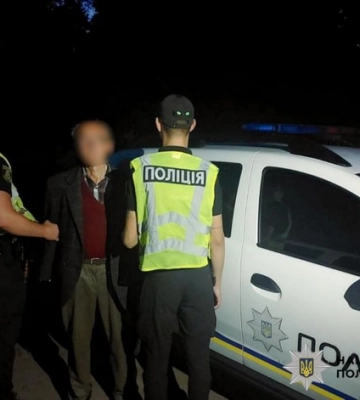На Київщині поліцейські взяли у кайданки зловмисника, який сокирою зарубав дружину