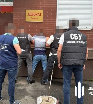 Посадовця податкової Хмельниччини затримали на хабарі у ₴200 тис.