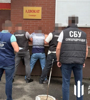 На хабарі у 200 тис. грн затримано посадовця податкової Хмельниччини, - ДБР. ФОТОрепортаж