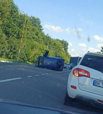Одне авто перекинулось, інше злетіло у кювет: у Луцькому районі – ДТП