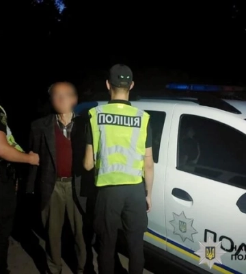 На Київщині поліцейські взяли у кайданки зловмисника, який сокирою зарубав дружину