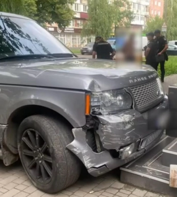 У Рівному водій тікав від поліції та врізався в магазин