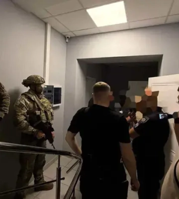 НАБУ об’єднають із БЕБ? Політики та силовики висувають версії подальших кроків влади після скандальних обшуків