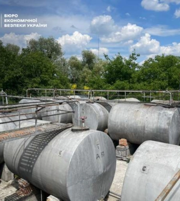 Збували неякісне пальне: на Київщині викрили нелегальну нафтобазу й мережу АЗС