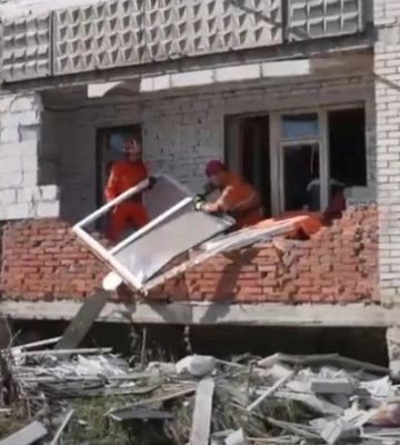 У Сумах на місці ворожої атака рятувальники проводять аварійно-відновлювальні роботи