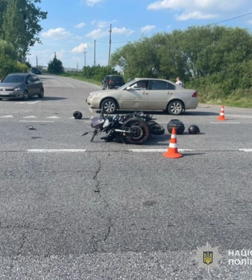 Водійка Honda та мотоцикліст - у лікарні через зіткнення