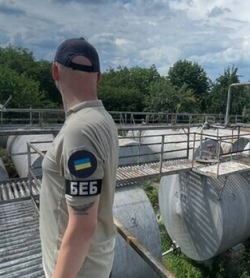 БЕБ знайшло нелегальну нафтобазу на Київщині: вилучили 18 мільйонів готівкою і 150 тонн пального. ФОТОрепортаж