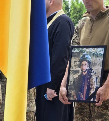 У Черкасах провели в останню путь військового, який раніше створював іконостаси