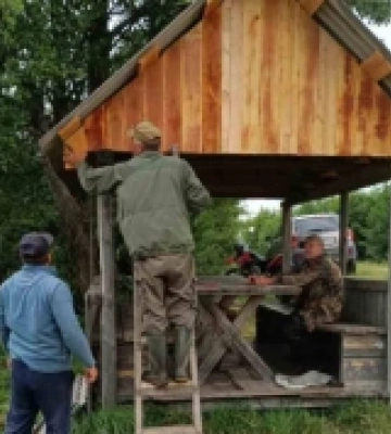 На Волині природоохоронці ремонтують бесідку на березі озера. ФОТО
