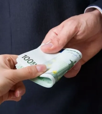 На Хмельниччині податківець зменшував штрафи підприємцям за винагороду