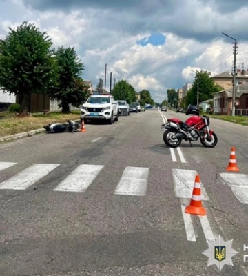 В Киевской области старушка-пилот мопеда сбила мотоциклиста В Киевской области старушка-пилот мопеда сбила мотоциклиста