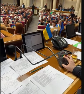 Ликвидация НАБУ и САП: в Раде блокирование трибуны под крики ПОЗОР!