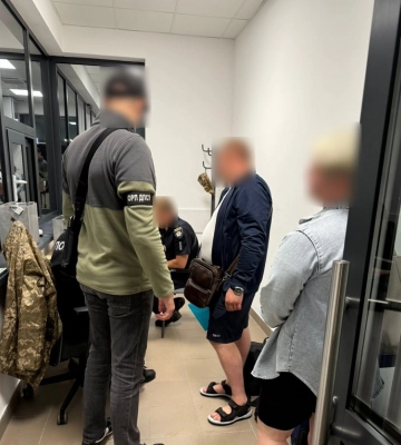 На кордоні затримали жителя Донеччини з двома “дружинами”: прикордонники викрили схему виїзду через фіктивні шлюби