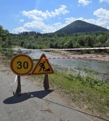 Внаслідок негоди у Чернівецькій області пошкодило 40 метрів дамби