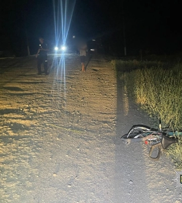 У Долинській громаді автомобіль збив літню велосипедистку