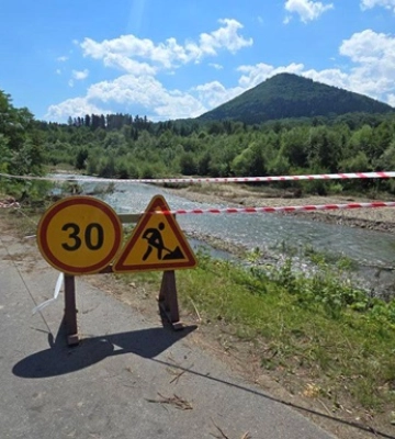 Повінь частково зруйнувала дамбу на Буковині