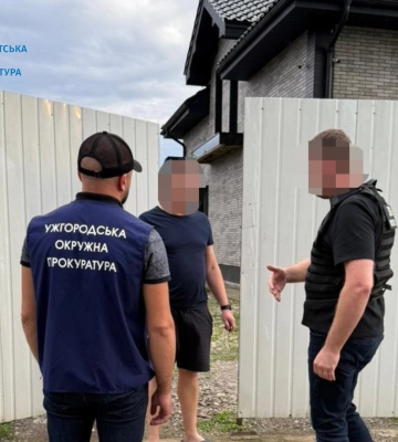 У Хусті спеціаліста міграційної служби викрили на хабарях за прискорені паспорти