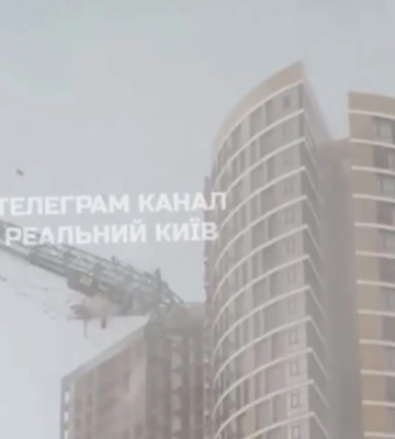 Киев накрыла непогода: упал строительный кран, улицы залило