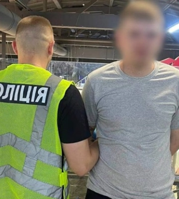 У Києві чоловік напав з ножем на товариша в ТРЦ: замах на вбивство