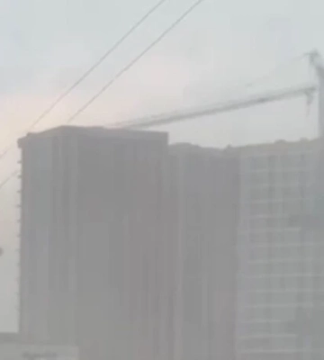 На Глибочицькій через негоду завалився будівельний кран (відео)