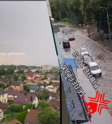 Ровно затопило: люди идут по колено в воде, машины стоят