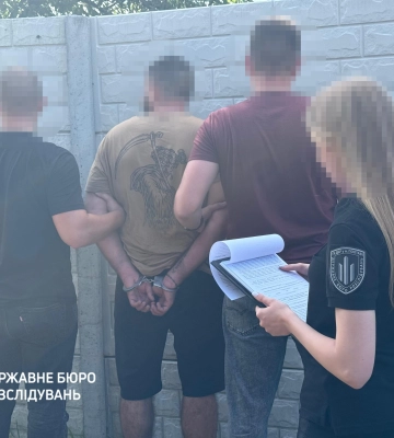 У Харкові затримали прикордонника, який продавав авто, призначені для ЗСУ