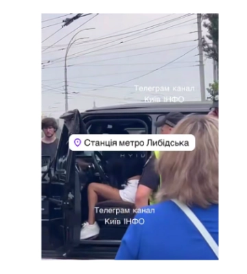 У Києві на Либідській жінка за кермом «геліка» вилетіла з дороги та врізалась в МАФ – відео
