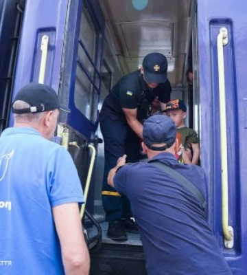 З Донеччини на Закарпаття: Дві родини з дітьми евакуйовано до безпечного регіону