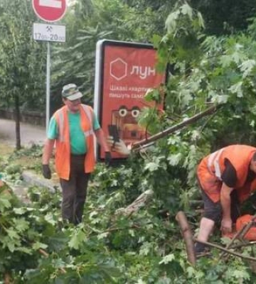 Из-за урагана в Киеве пострадали 5 человек, среди них 13-летняя девушка