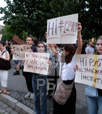 «Приголомшені та роздратовані». Депутати Європарламенту в Києві відреагували на ліквідацію незалежності НАБУ і САП
