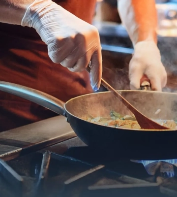 Масове отруєння у львівському ресторані Кацуріна: продукти та інвентар зберігали неправильно, а у більшості працівників не було медкнижок