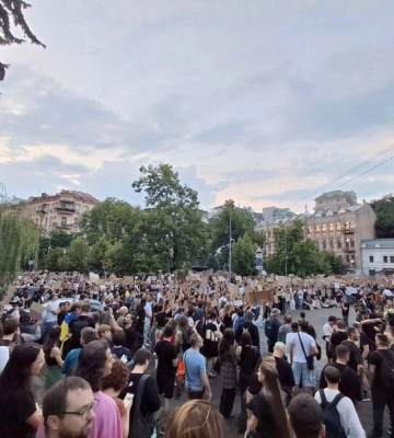В Украине люди вышли на акции протеста против законопроекта относительно НАБУ и САП. Фото, видео