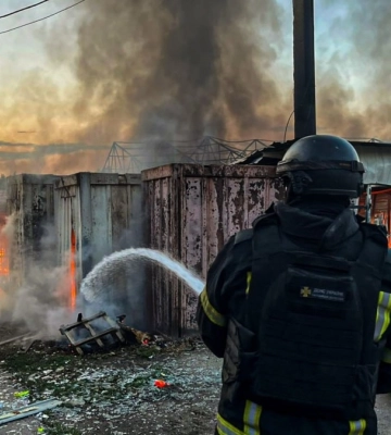 На Харківщині рятувальники ліквідували пожежу на ринку, що сталася внаслідок ворожої атаки БпЛА