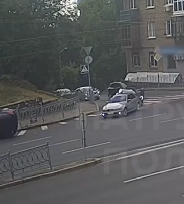 У Києві водійка легковика Ford перевернулася «на рівному місці» (ВІДЕО)
