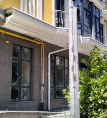 Військові РФ вночі дроном атакували Херсон. Поранений чоловік