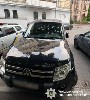В Киеве мужчина стрелял по авто во дворе дома