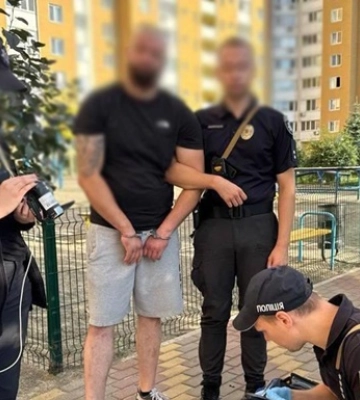 В Киеве мужчина стрелял по авто во дворе дома
