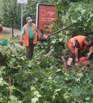 ❗️НАСЛІДКИ негоди в Києві: постраждало 5 людей