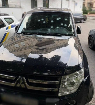 В Киеве мужчина обстрелял авто на ходу из пистолета, его задержали