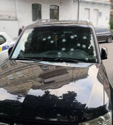 В Киеве неизвестный открыл стрельбу по авто во дворе жилого дома
