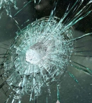 У Києві чоловік обстріляв автомобіль у дворі житлового будинку